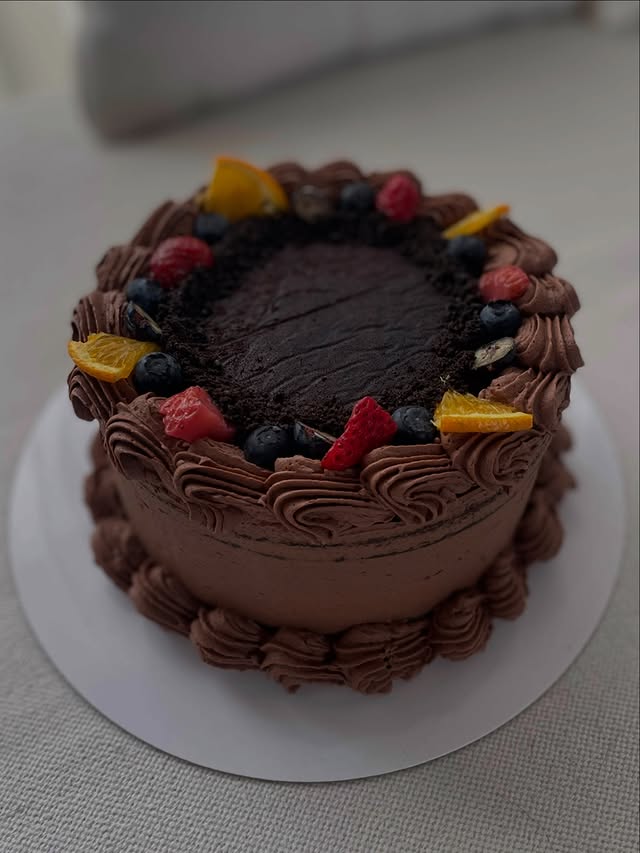 Tarta artesanal de chocolate con ganache y frutos rojos — repostería artesanal a pedido