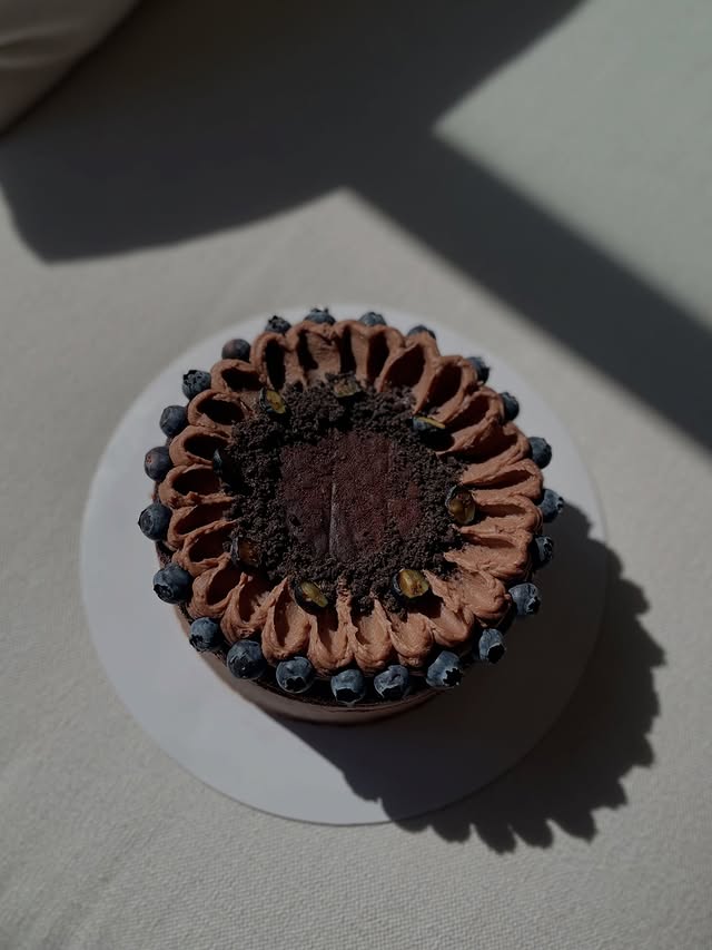 Tarta artesanal de chocolate con arándanos y crema de cacao — tarta personalizada a pedido