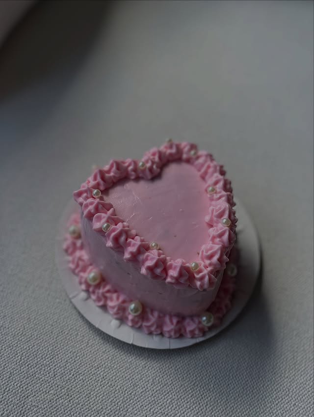 Tarta artesanal en forma de corazón con buttercream rosa — tarta de cumpleaños personalizada