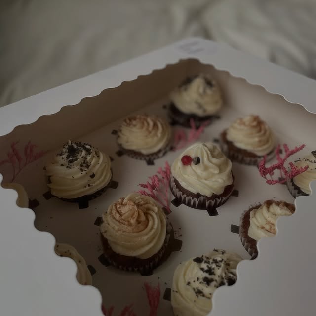 Caja de cupcakes artesanales variados — repostería artesanal a pedido passedby.coda