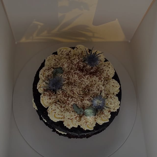 Tarta artesanal de chocolate con flores secas y cacao en polvo — encarga tu tarta